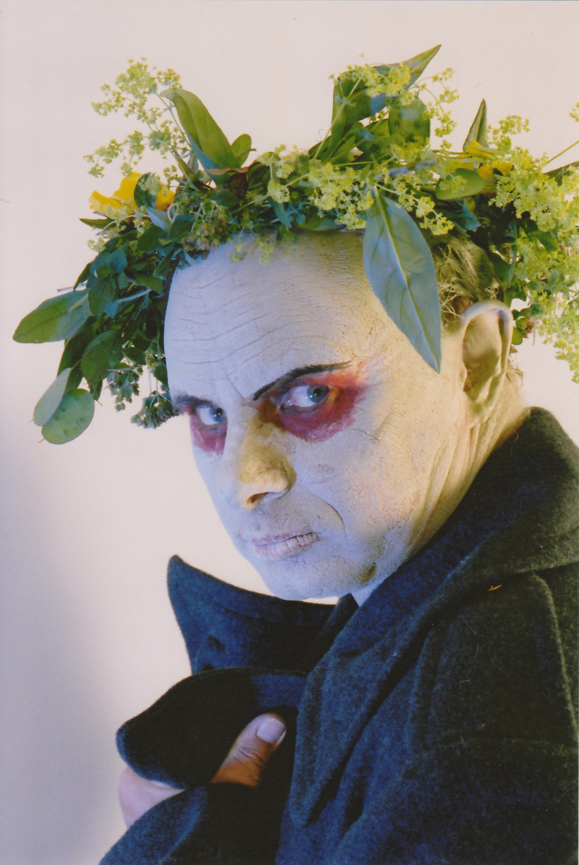 Personage met bloemenkrans en theatrale schmink